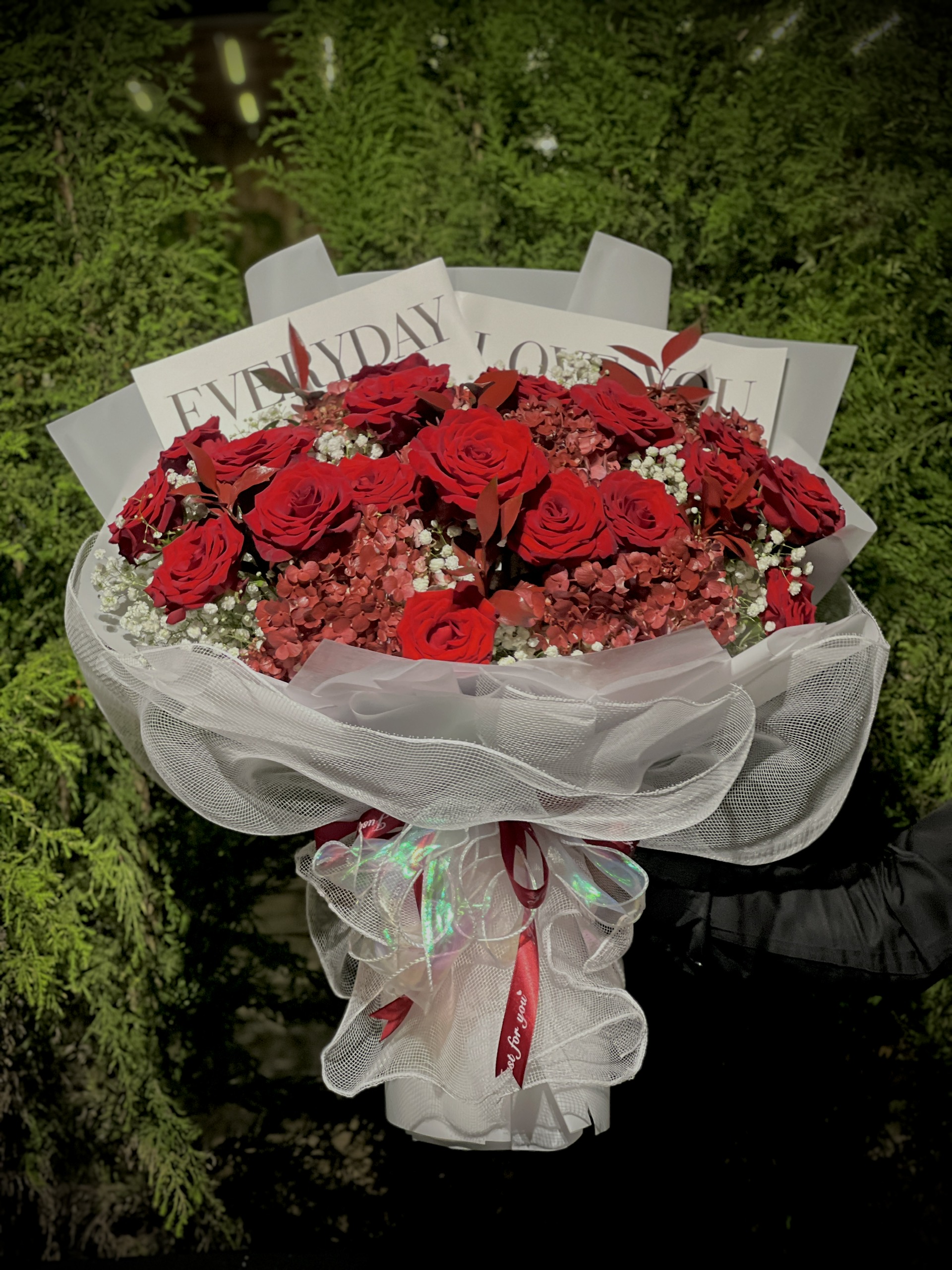 bó hoa hồng đẹp buộc dây đỏ