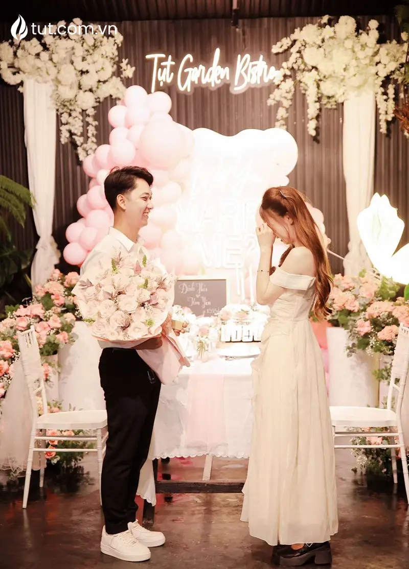 Khoảnh khắc bất ngờ khi cô gái xúc động trước màn cầu hôn quán nướng đà lạt gần chợ đêm đà lạt