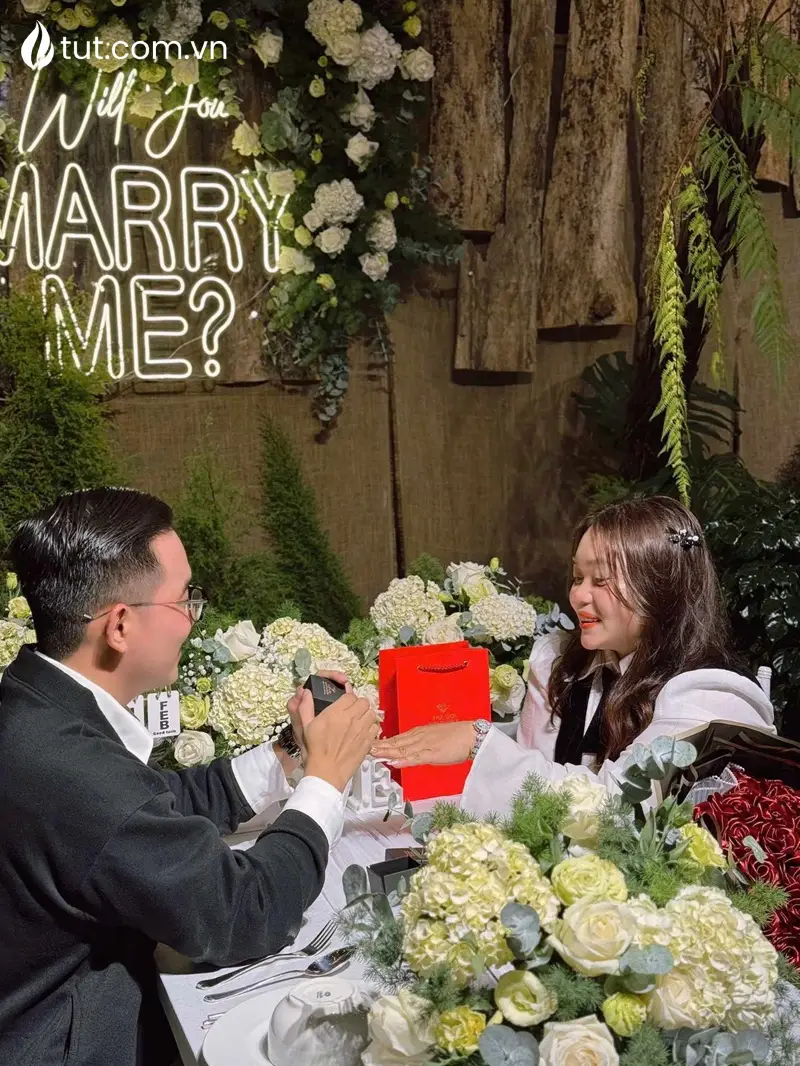 Chiếc nhẫn cầu hôn lấp lánh bên ngọn nến tạo nên khoảnh khắc khó quên hình ảnh feedback của cặp đôi đang cầu hôn tại Tụt