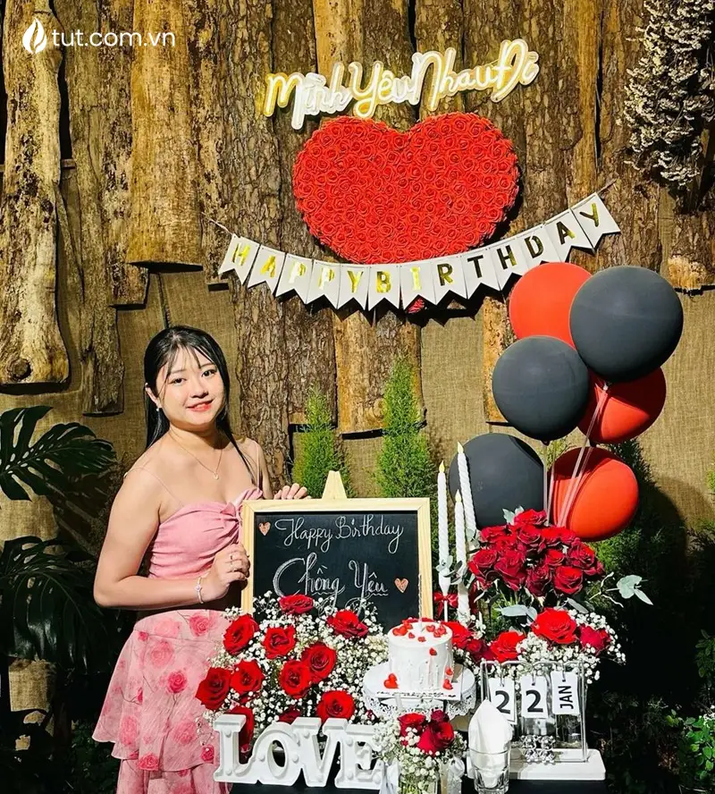 Nụ cười rạng rỡ của cô gái chọn tổ chức sinh nhật cho Chồng Yêu tại Tụt Nướng nhà hàng nướng đà lạt