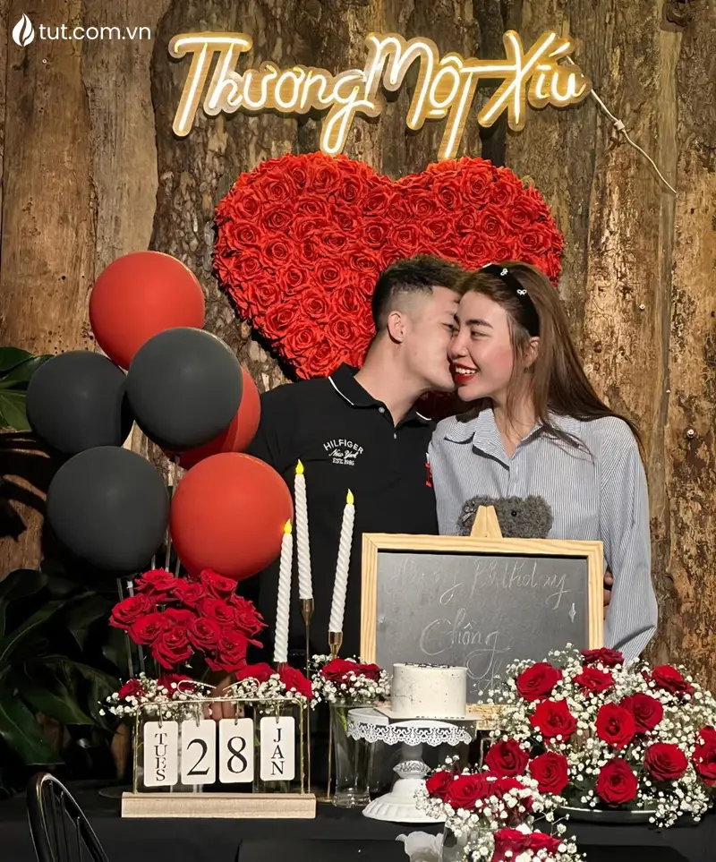 Anh chồng thơm má vợ yêu của mình khi được cô bí mật tổ chức sinh nhật tại Tụt quán nướng đà lạt