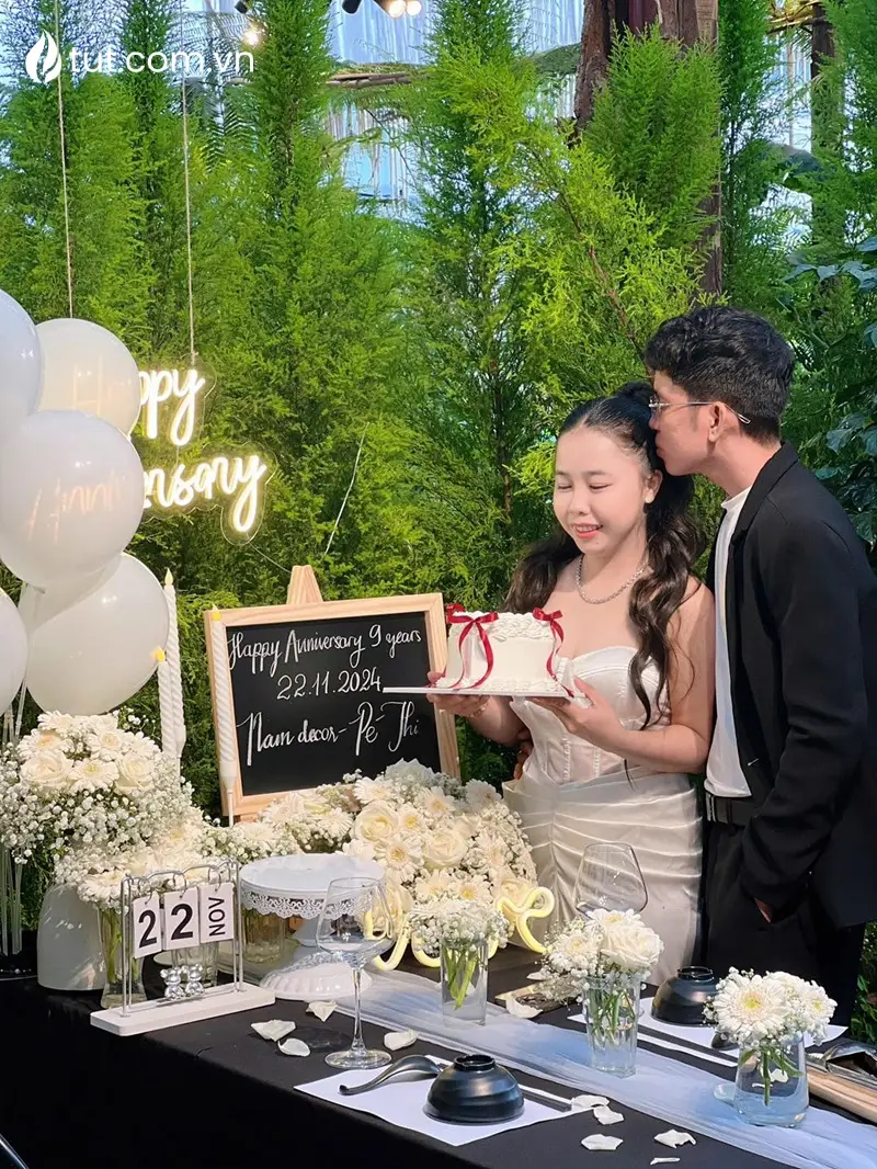 Hình ảnh cặp đôi ghi dấu kỷ niệm tình yêu bên chiếc bánh kem nhỏ xinh tại Tụt Nướng. quán nướng ở đà lạt