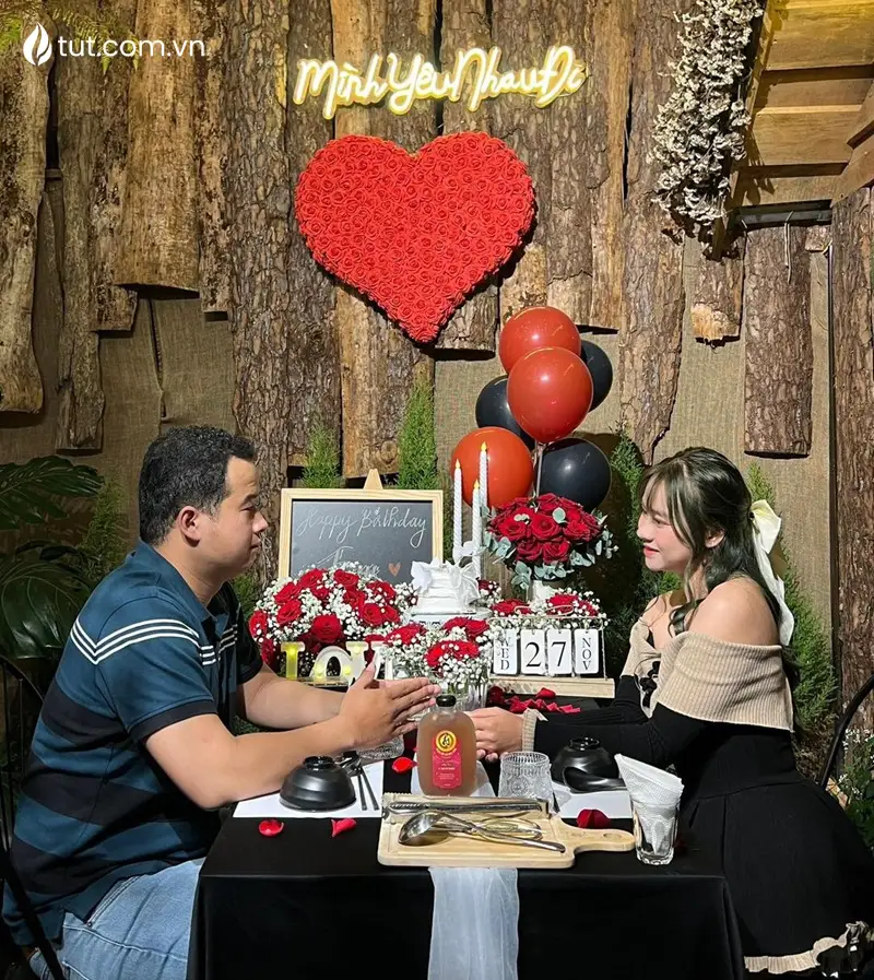 Tiệc sinh nhật cặp đôi với background trang trí nhẹ nhàng tại Tụt Nướng nhà hàng nướng đà lạt