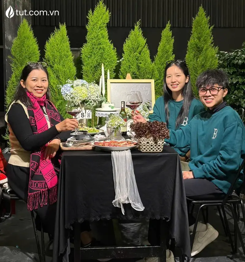 Những khoảnh khắc bình yên của gia đình bên bữa tối Hình ảnh feedback từ khách hàng khi tới Tụt