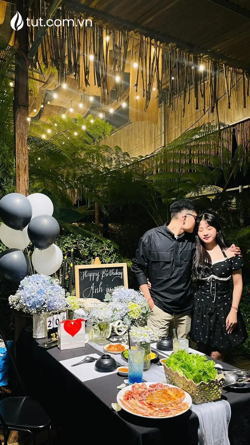 Cặp đôi hạnh phúc bên bàn tiệc sinh nhật được trang trí trọn gói tại Tụt Nướng quán nướng ngon đà lạt
