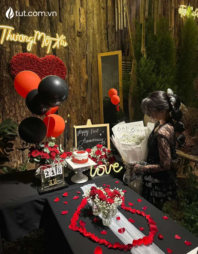 Hình ảnh khách hàng lưu lại kỉ niệm tại 1 góc nhỏ của quán quán nướng ngon ở đà lạt