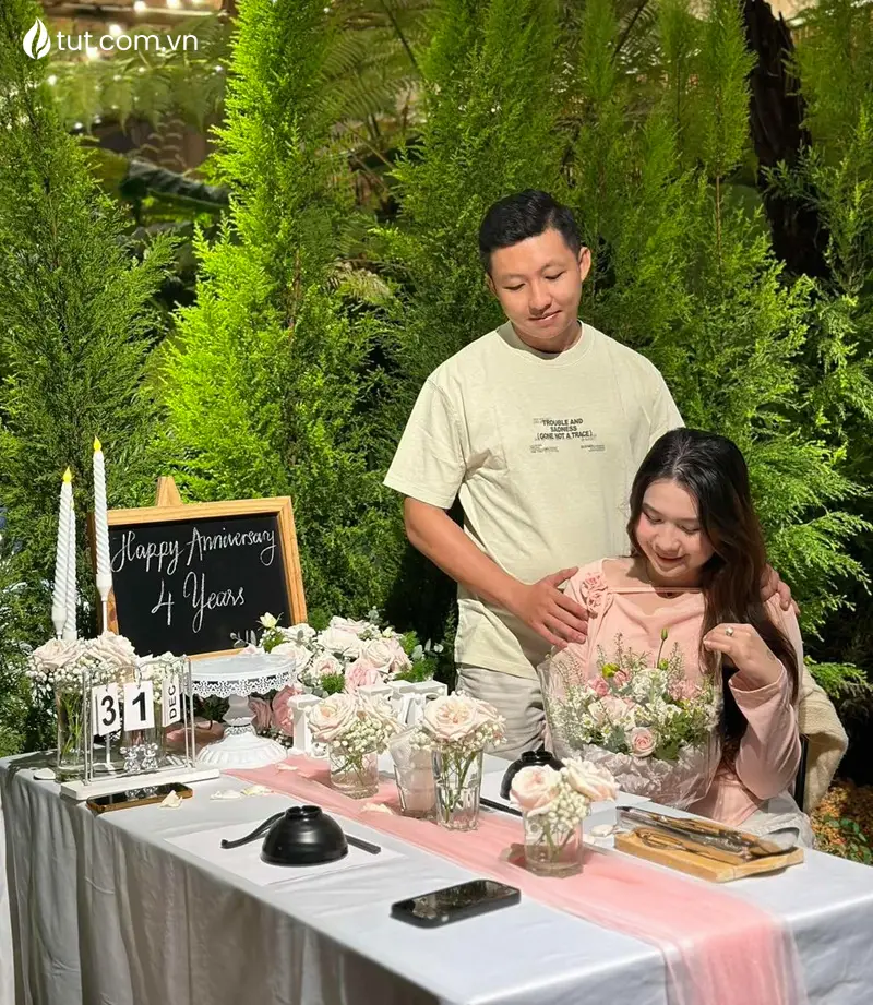 Mừng ngày kỉ niệm 4 năm của cặp đôi bên bàn tiệc nhỏ cùng ánh đèn vàng lãng mạn quán nướng có view đẹp đà lạt