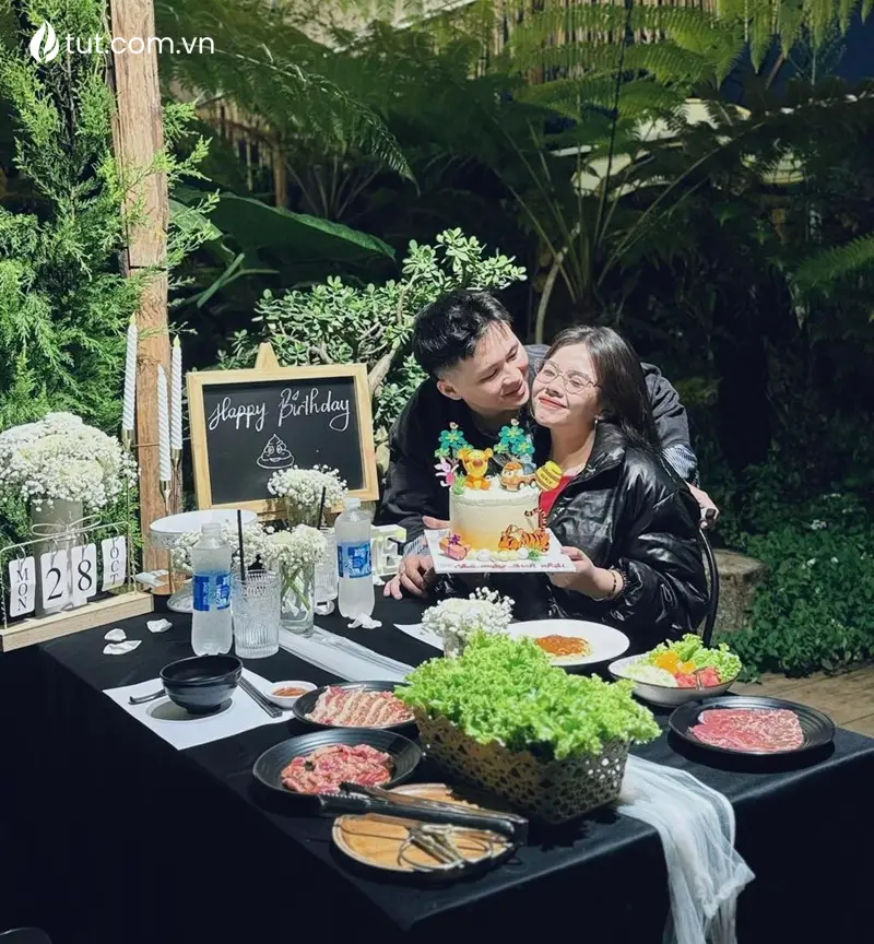 Hình ảnh thổi nến sinh nhật đầy yêu thương bên bàn tiệc nướng quán nướng view đẹp đà lạt