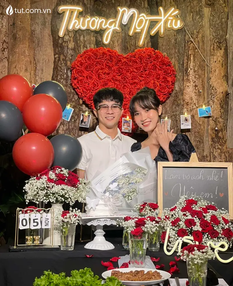 Hình ảnh cặp đôi ghi dấu kỷ niệm tình yêu bằng buổi cầu hôn ngọt ngào tại Tụt Nướng quán nướng đà lạt gần trung tâm đà lạt