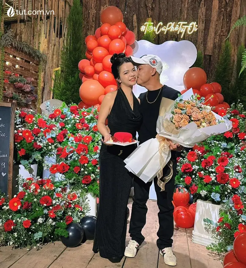 "Giữa những bông hoa khoe sắc đỏ, em chính là bông hoa đẹp nhất" quan nuong tai da lat