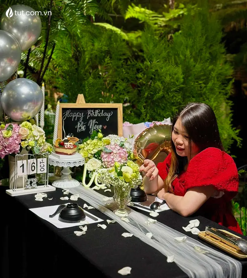 Những bông hoa xinh xắn bên cạnh nụ cười của cô gái trong ngày sinh nhật của mình quan nuong da lat view dep