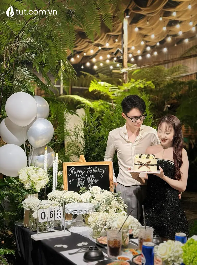 Cặp đôi hạnh phúc khi được quán chuẩn bị bàn trang trí birthday theo yêu cầu quan nuong tai da lat tren duong tran khanh du