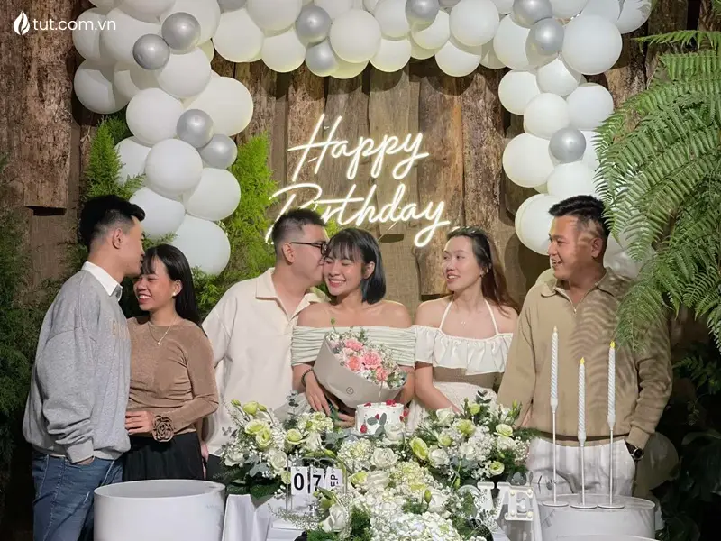 Hình ảnh các cặp đôi vui vẻ lưu giữ kỉ niệm Hình ảnh feedback từ khách hàng khi tới Tụt