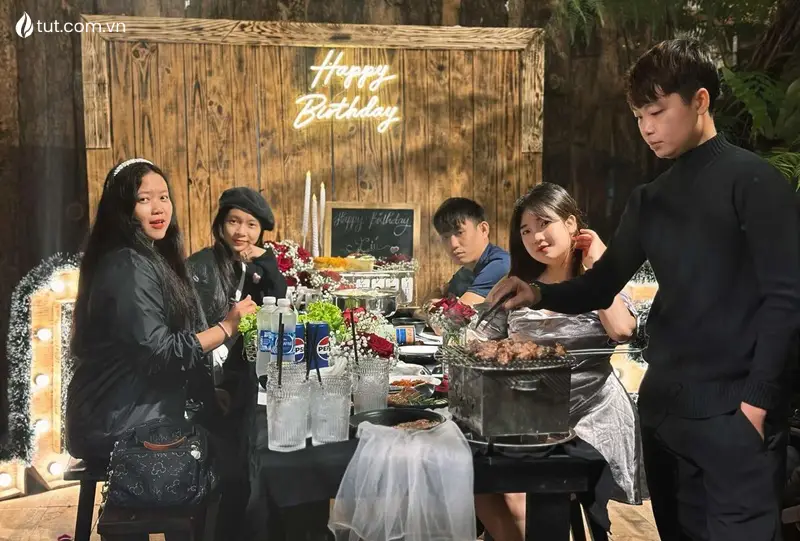 Khoảnh khắc ấm áp của hội bạn thân quây quần bên bàn nướng tại Tụt Nướng hình ảnh feedback quán nướng đà lạt với bếp than hồng và thực khách mỉm cười