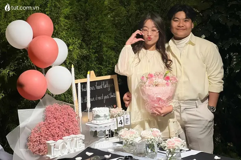 Cặp đôi selfie cùng bàn tiệc nhỏ xinh xinh hình ảnh feedback quán nướng đà lạt bàn tiệc trang trí ấm cúng