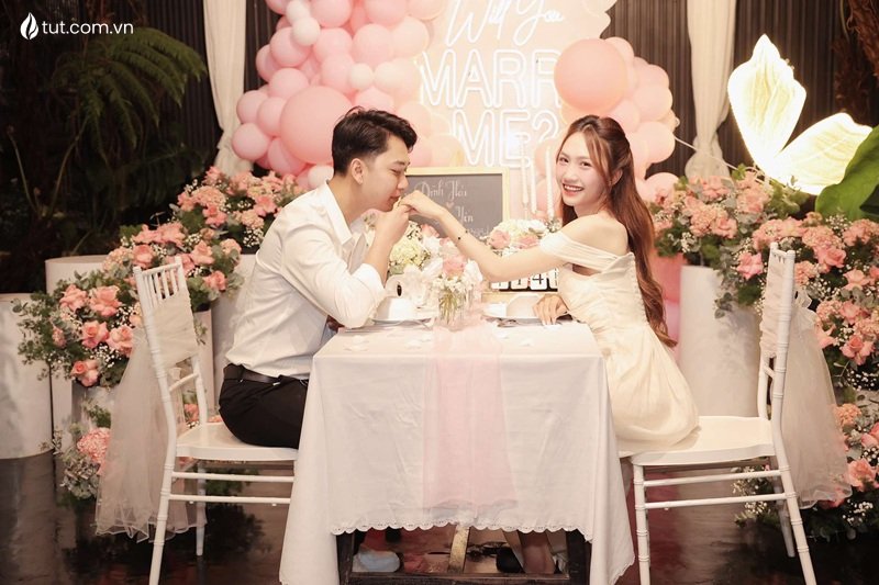 tổ chức cầu hôn riêng tư ở quán tại đà lạt