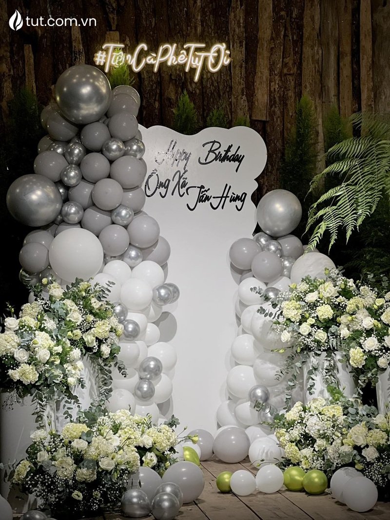 Đây là một backdrop Tụt đã chuẩn bị cho một bữa tiệc sinh nhật dành cho gia đình và bạn bè của khách hàng quán nướng view đẹp đà lạt