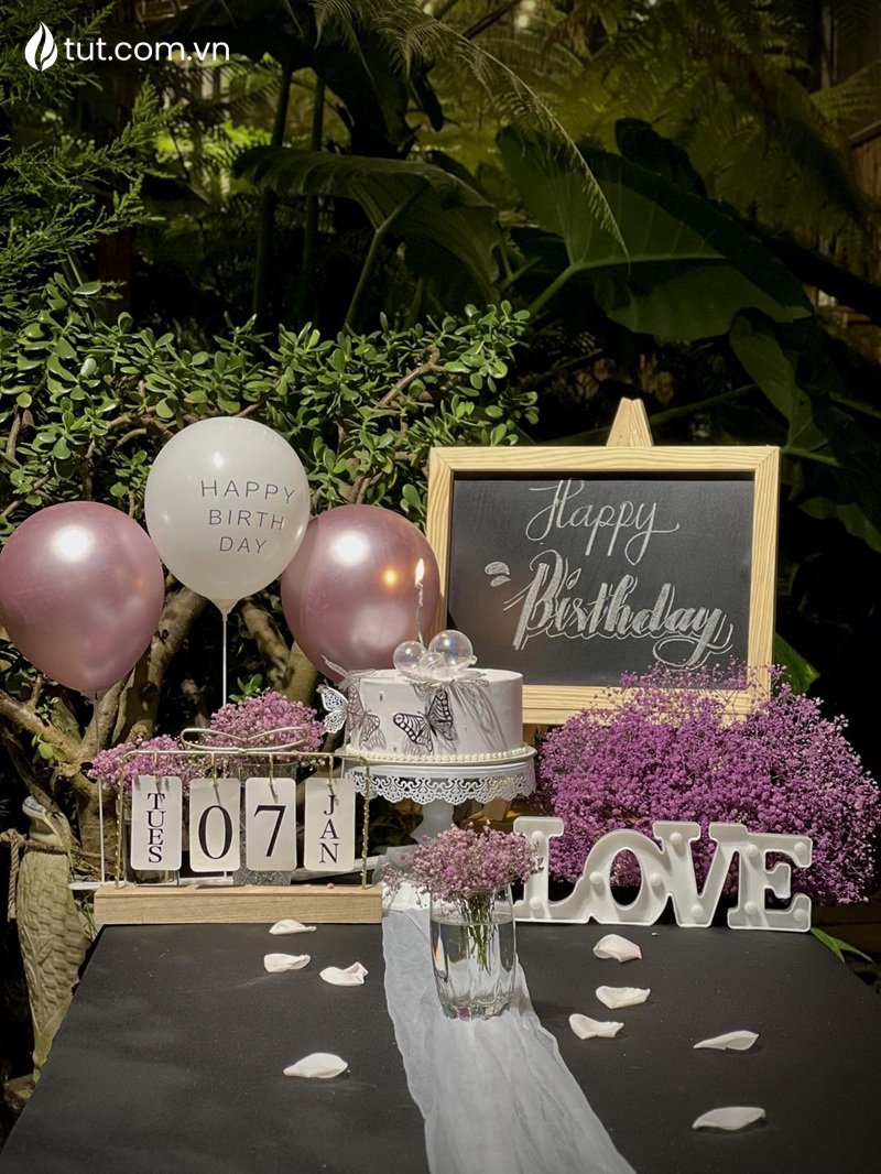 Với khách hàng không có yêu cầu nhiều về dịch vụ trang trí, chỉ cần một chiếc bàn nhỏ, một chút hoa, một không gian riêng tư cho 2 người bên Tụt đều có thể sắp xếp để khiến thực khách hài lòng quán nướng có view đẹp đà lạt