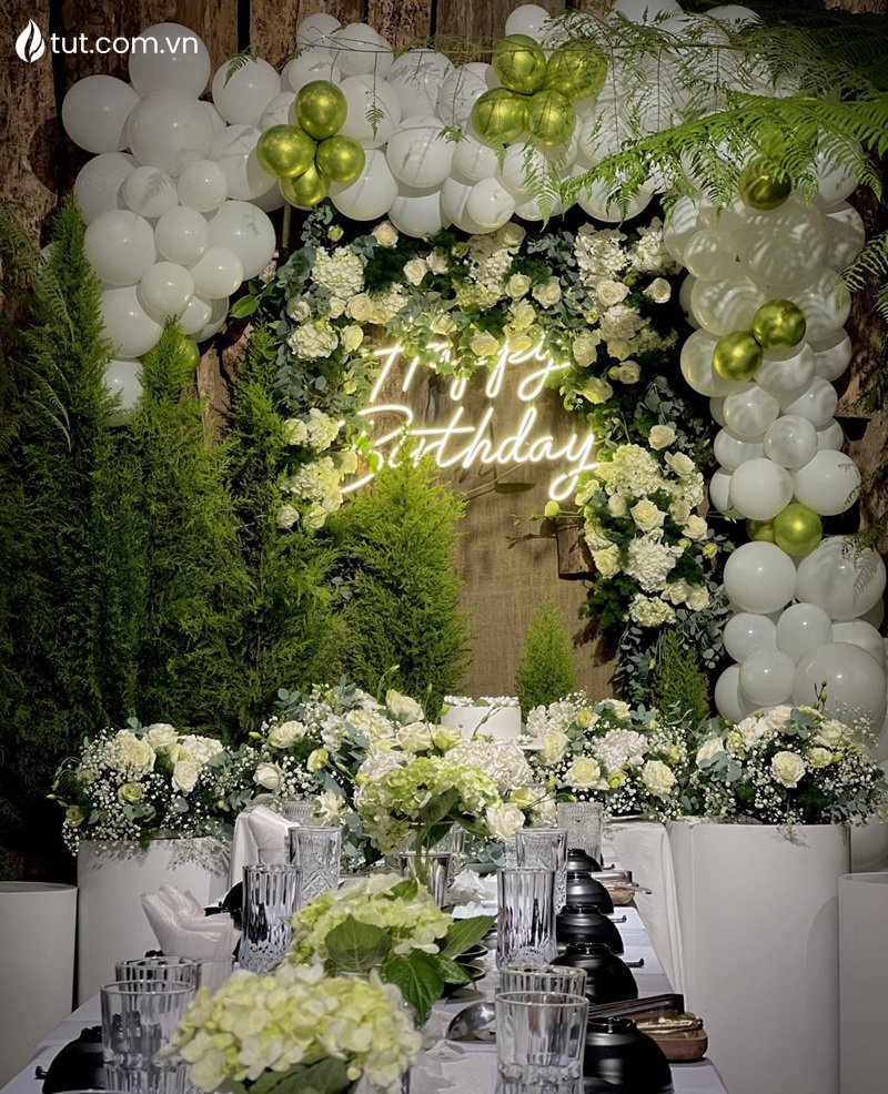 Với yêu cầu về phụ kiện như bóng bay, hoa tươi, bánh kem, backdrop,... Tụt nướng đều có thể setup tiệc theo từng chủ đề quán nướng có view đẹp đà lạt